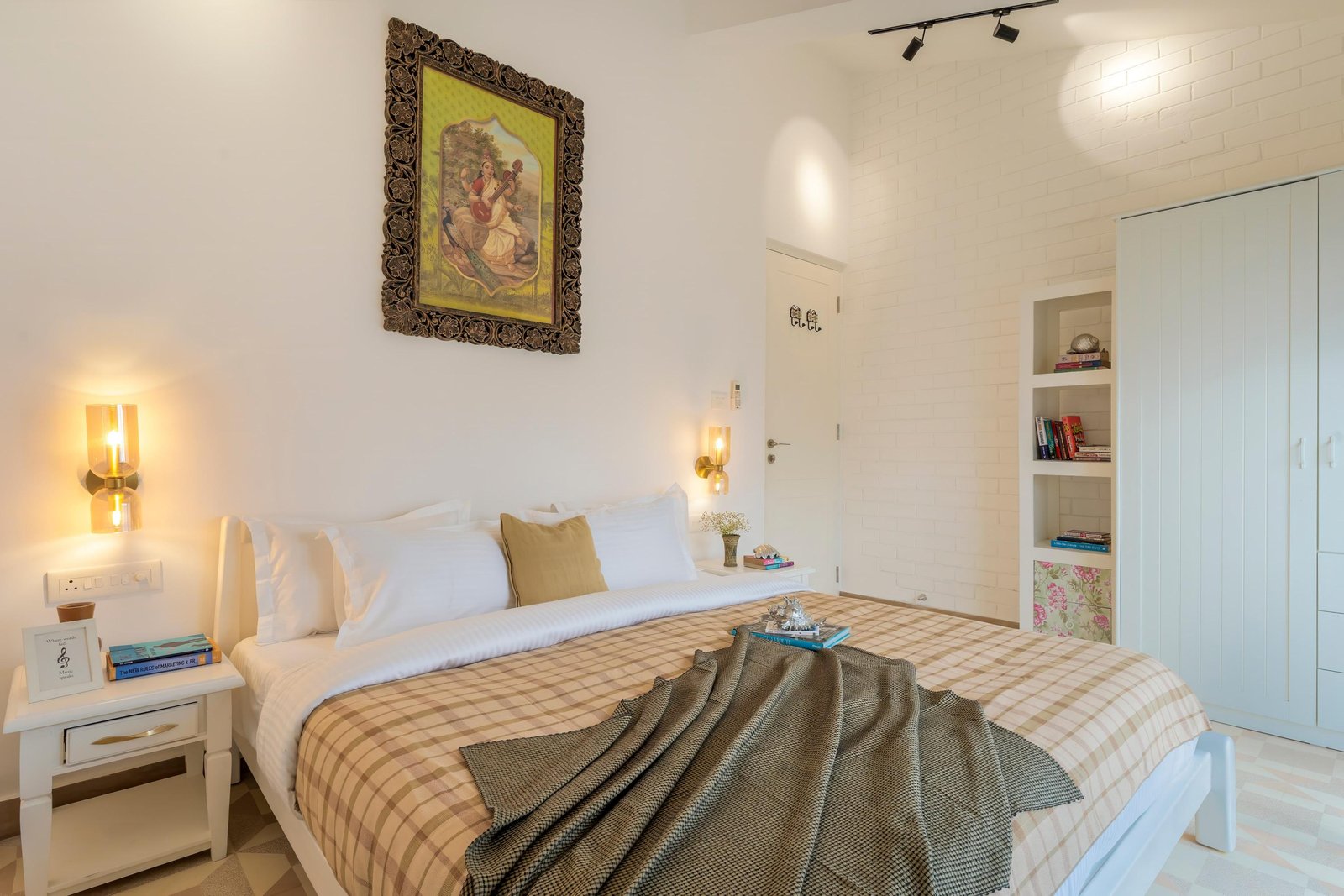 Sky - 3bhk Penthouse w/pvt jacuzzi + rooftop photo